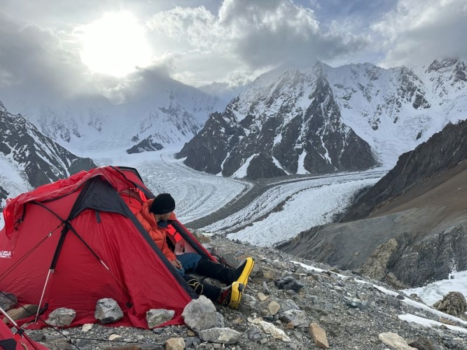 Expedícia BROAD PEAK (8051M) 2023 testuje: Expedičné stany HUSKY (Flame a Fighter)